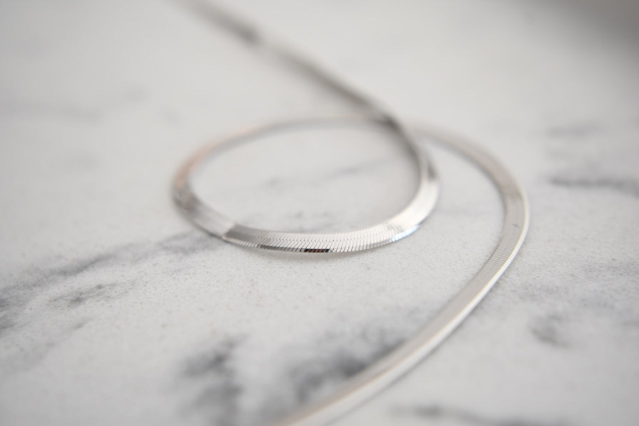 Klo Herringbone Necklace in White Gold